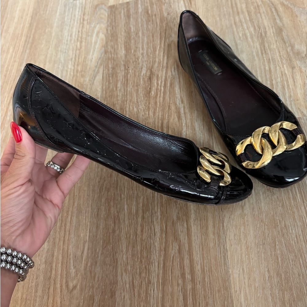 Louis Vuitton vernis amarante shoes with Gold Chain